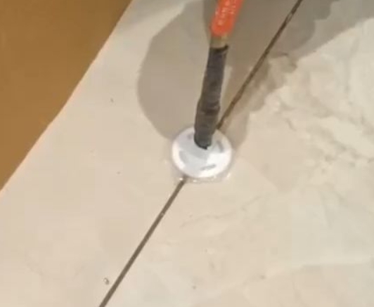 望奎瓷砖空鼓维修公司专业解答瓷砖在铺贴过程中，如果没有涂抹均匀到位的粘结材料（如水泥砂浆或瓷砖胶），可能会导致以下问题